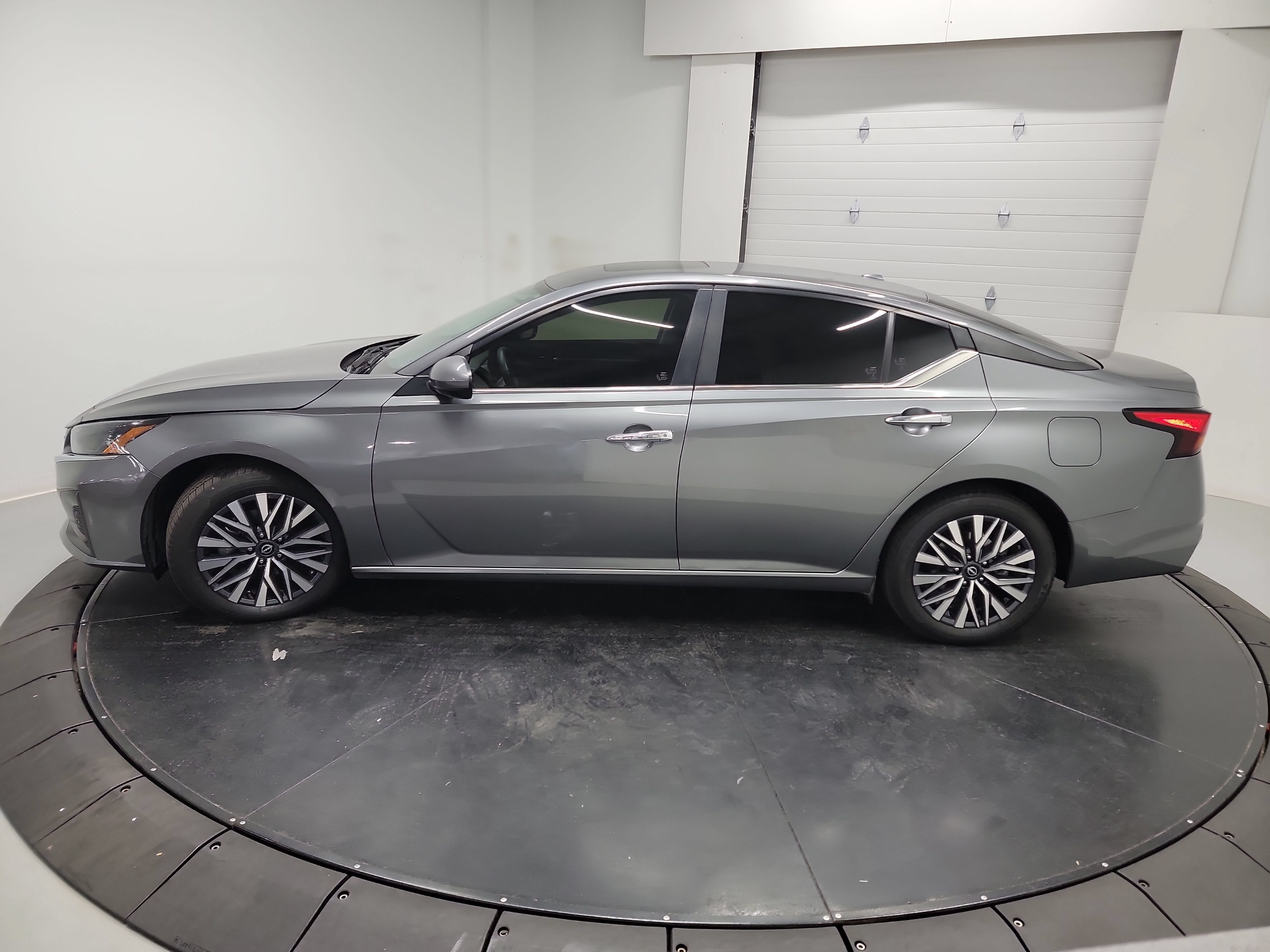 Used 2023 Nissan Altima 2.5 SV w/ SV Premium Package FWD image 4