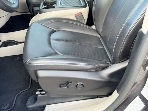 Used 2023 Chrysler Pacifica Touring-L image 14