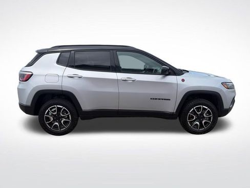 Used 2024 Jeep Compass Trailhawk AWD/4WD image 9