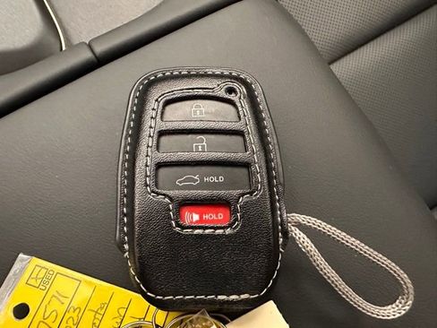 Used 2023 Toyota Crown Limited image 25