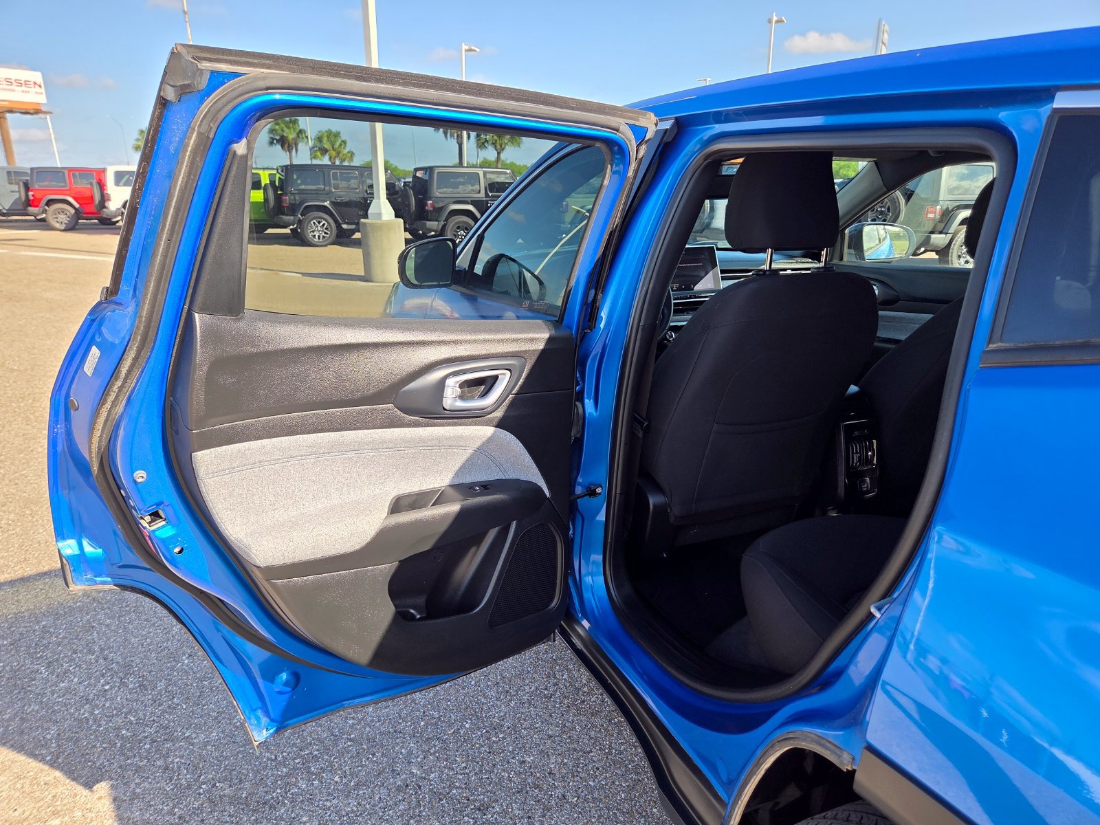 Used 2023 Jeep Compass Sport AWD/4WD image 14
