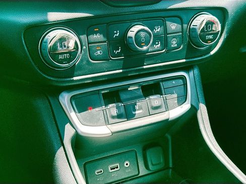 Used 2024 GMC Terrain SLE w/ Driver Convenience Package FWD image 17