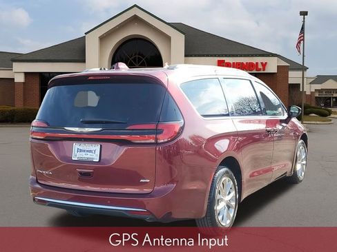 Used 2022 Chrysler Pacifica Touring-L image 4