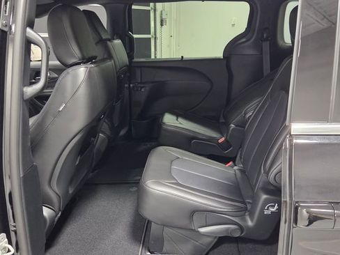 New 2026 Chrysler Pacifica Select image 6