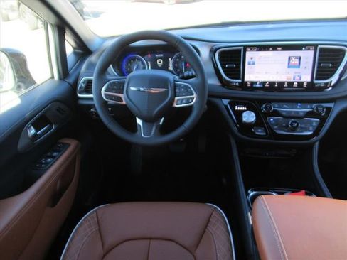 New 2026 Chrysler Pacifica Pinnacle image 13