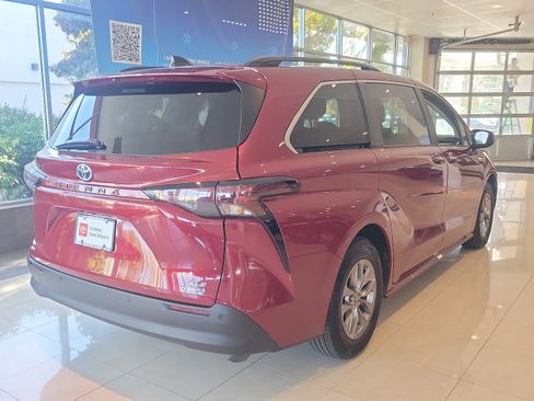 Certified 2023 Toyota Sienna XLE image 6