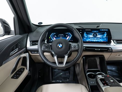 Used 2025 BMW X1 xDrive28i w/ Technology Package image 17