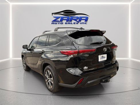 Used 2022 Toyota Highlander XLE AWD/4WD image 5