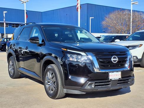 Used 2025 Nissan Pathfinder SV image 3