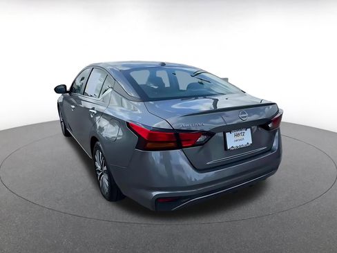 Used 2025 Nissan Altima 2.5 SV FWD image 11