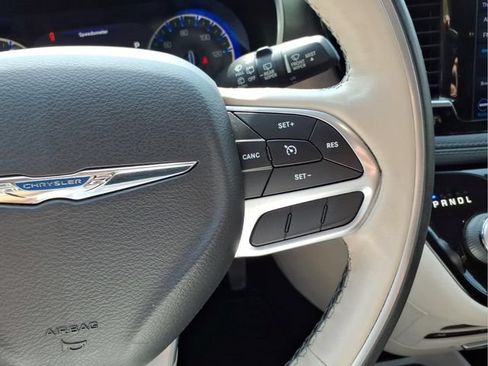 Used 2019 Chrysler Pacifica Limited FWD image 19
