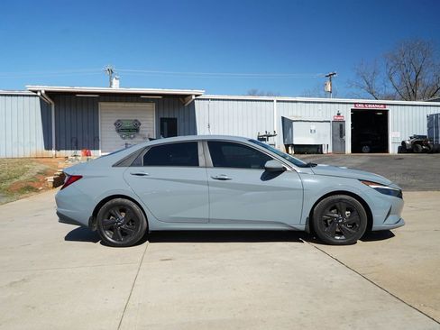 Used 2022 Hyundai Elantra SEL w/ Convenience Package image 3