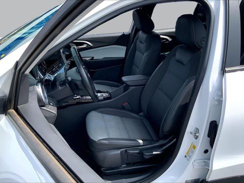 Used 2024 Chevrolet Trax LT w/ LT Convenience Package FWD image 8
