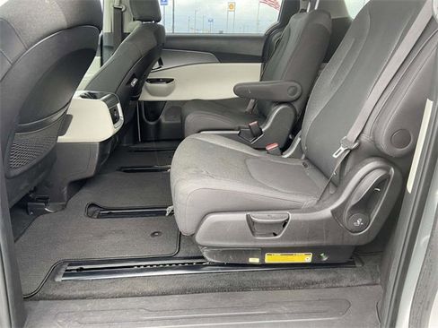 Used 2023 Kia Carnival LX image 7