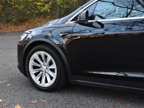Used 2018 Tesla Model X 75D image 39