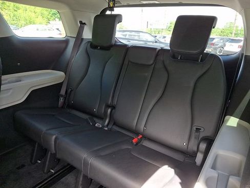 Used 2024 Kia Carnival LX FWD image 12