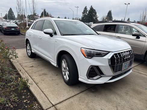 Used 2022 Audi Q3 2.0T Premium w/ Convenience Package image 2