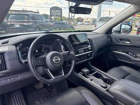 Used 2025 Nissan Pathfinder SL AWD/4WD image 10