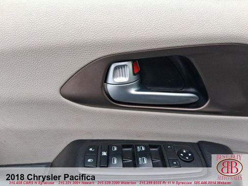Used 2018 Chrysler Pacifica Touring-L image 9