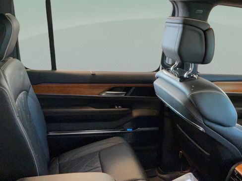 Used 2023 Jeep Grand Wagoneer Series III AWD/4WD image 43