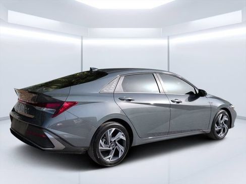 Used 2025 Hyundai Elantra Sport FWD image 3