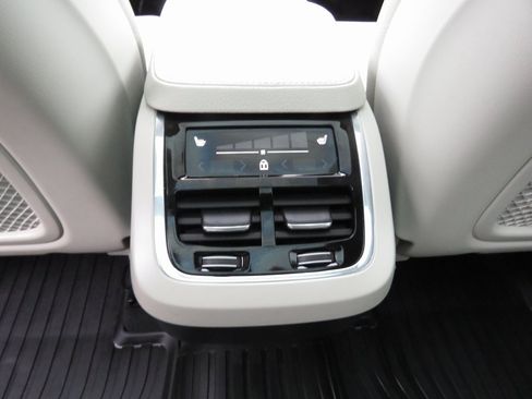 Used 2020 Volvo XC90 T6 Momentum w/ Protection Package image 24