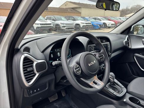 Used 2025 Kia Soul LX w/ LX Technology Package FWD image 33