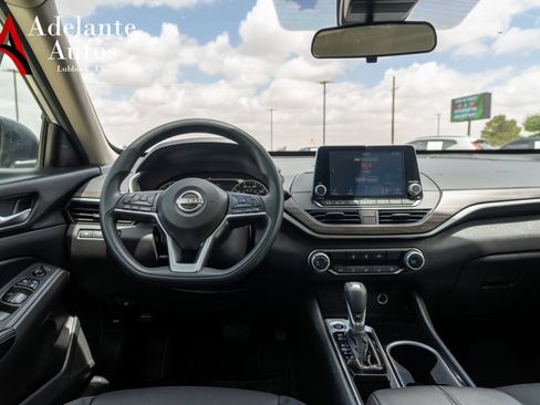 Used 2024 Nissan Altima 2.5 SV FWD image 11