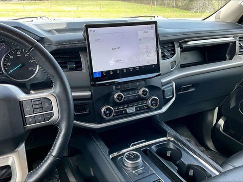 Used 2024 Ford Expedition XLT image 9