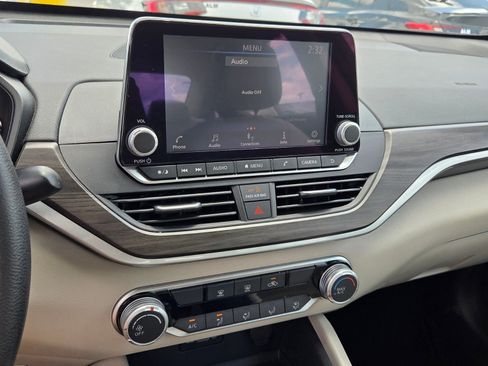 Used 2025 Nissan Altima 2.5 SV FWD image 19