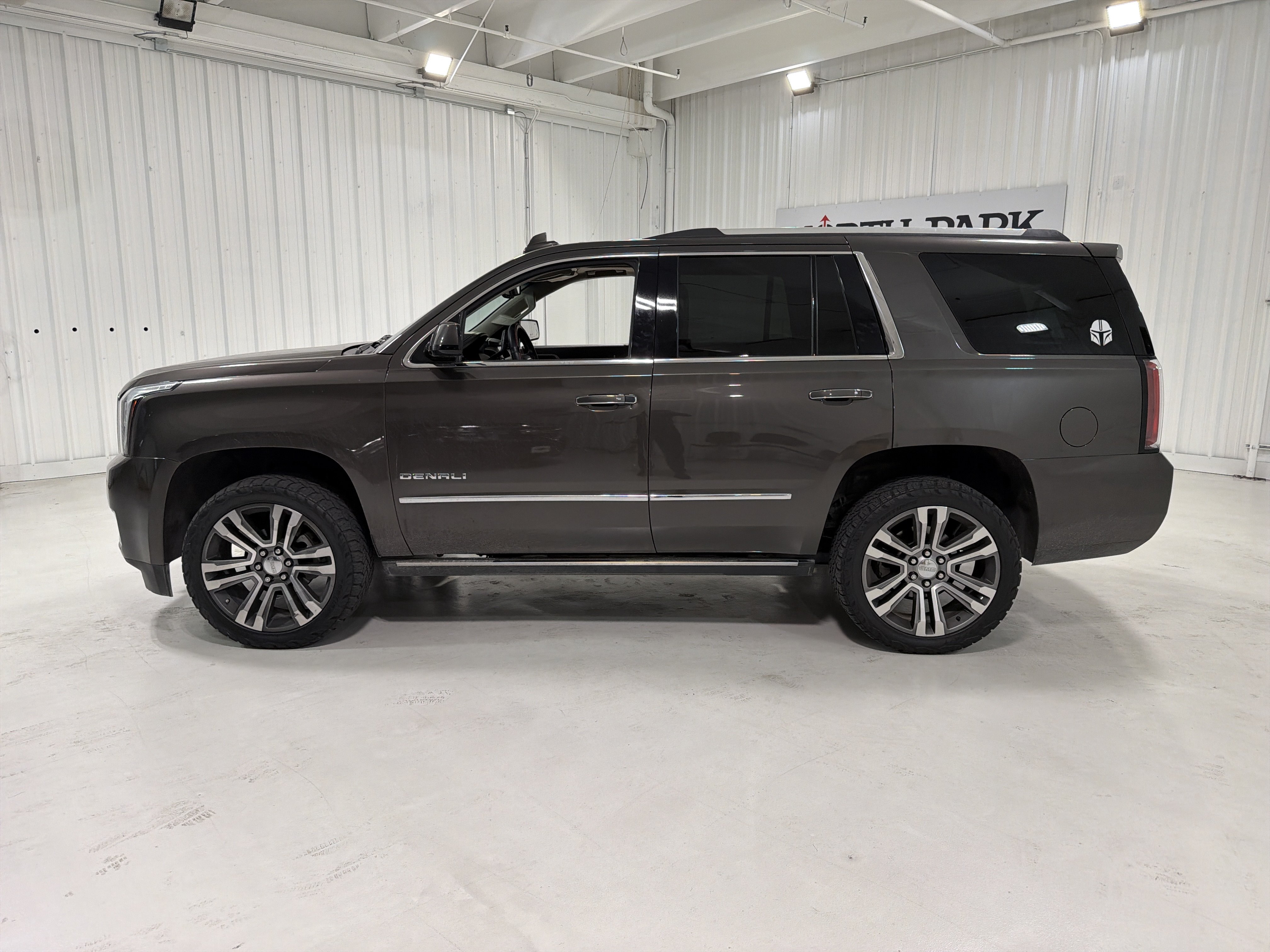 Used 2019 GMC Yukon Denali w/ Denali Ultimate Package RWD image 2