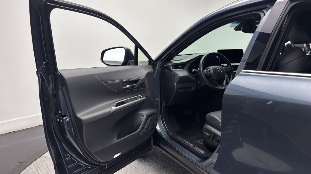 Used 2024 Toyota Venza XLE AWD/4WD image 17
