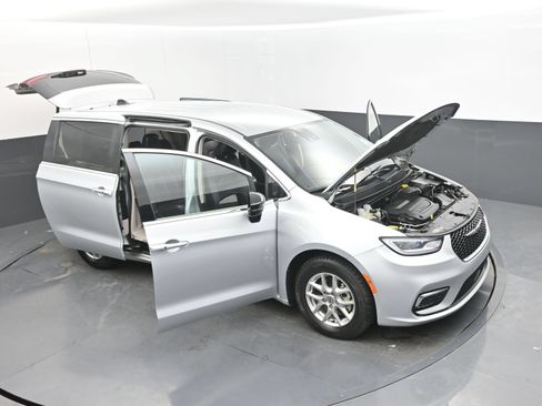 Used 2024 Chrysler Pacifica Touring-L FWD image 36