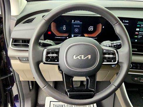 Used 2025 Kia Carnival EX FWD image 13