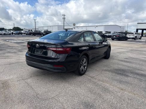 Used 2024 Volkswagen Jetta SE FWD image 3