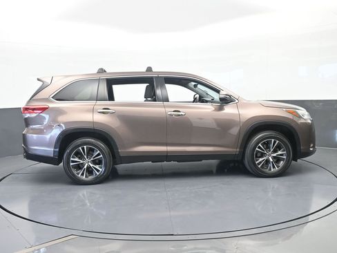 Used 2019 Toyota Highlander LE FWD image 7