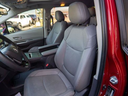 Used 2023 Toyota Sienna Limited FWD image 21