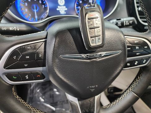 Used 2024 Chrysler Pacifica Touring-L FWD image 40