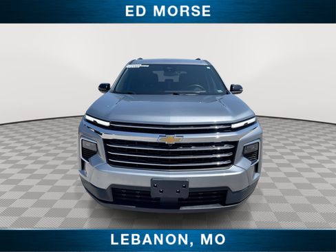 Used 2025 Chevrolet Traverse LT FWD image 3