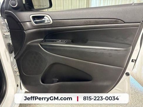 Used 2018 Jeep Grand Cherokee Altitude AWD/4WD image 16