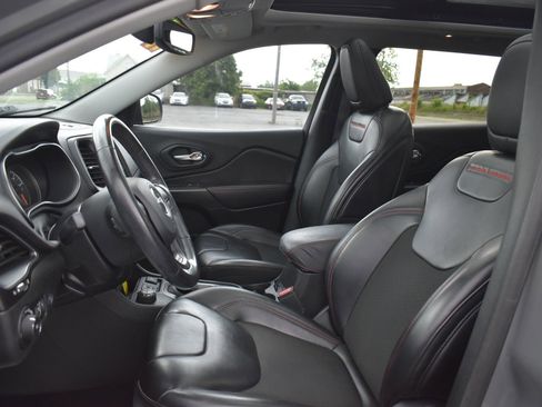 Used 2019 Jeep Cherokee Trailhawk w/ Comfort/Convenience Group AWD/4WD image 16