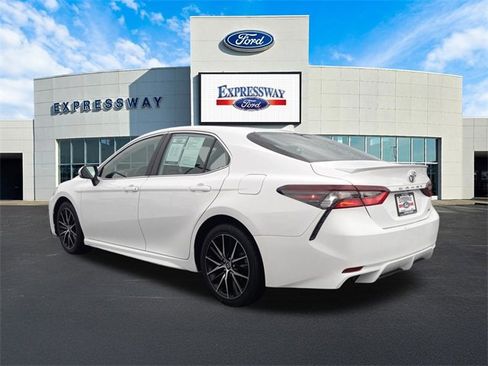 Used 2024 Toyota Camry SE image 8