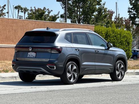 Certified 2026 Volkswagen Taos SE w/ Panoramic Sunroof Package AWD/4WD image 4