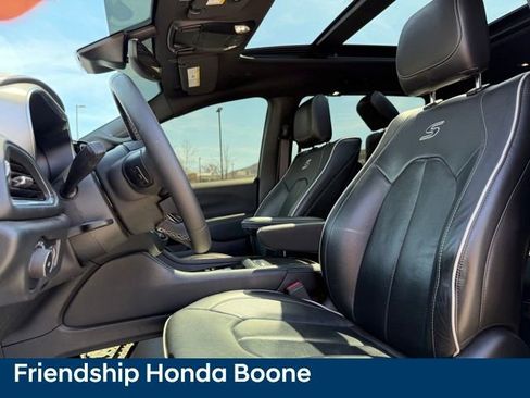 Used 2023 Chrysler Pacifica Limited w/ Uconnect Theater Family Group image 19