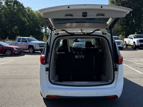 Used 2019 Chrysler Pacifica Touring-L FWD image 6