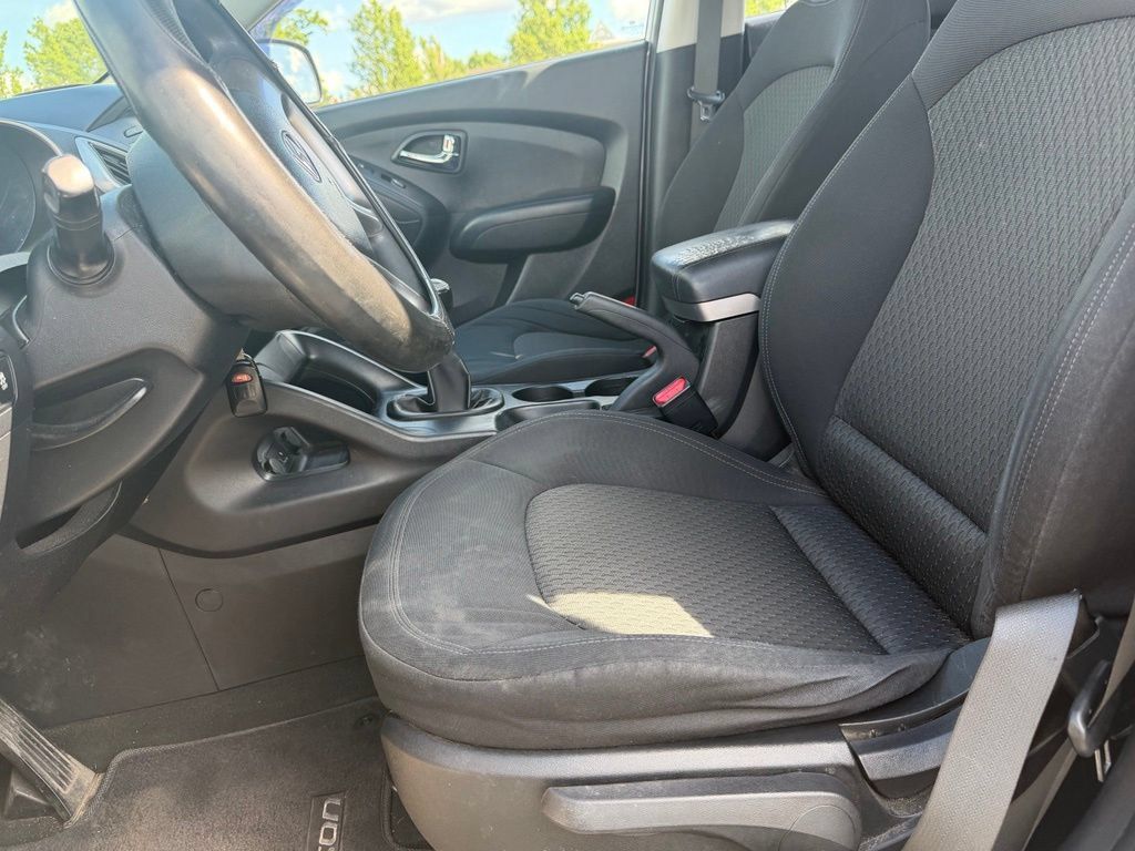 Used 2011 Hyundai Tucson GL FWD image 8