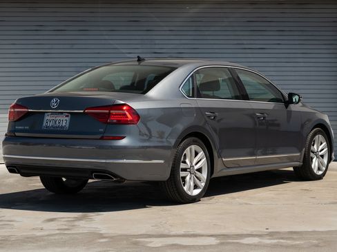 Used 2016 Volkswagen Passat 3.6 SEL Premium FWD image 7