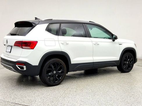 Used 2023 Volkswagen Taos SE w/ Panoramic Sunroof Package image 5