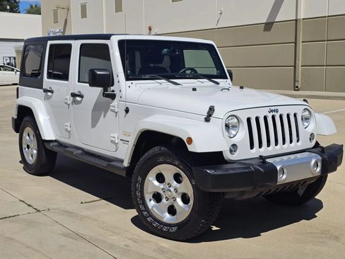 Used 2014 Jeep Wrangler Unlimited Sahara w/ Connectivity Group AWD/4WD image 3