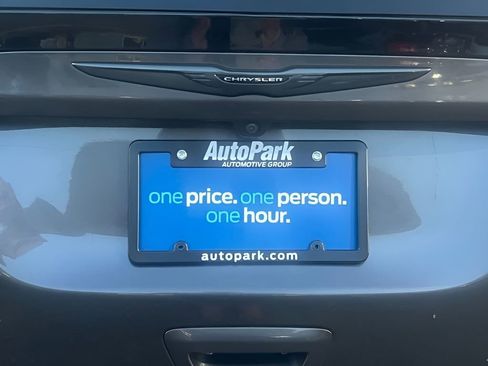 Used 2020 Chrysler Pacifica Touring-L w/ S Appearance Package image 10